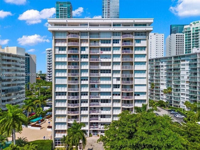 Foto del edificio - 1420 Brickell Bay Dr