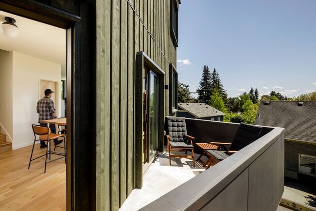 Building Photo - Modern Architecture in a Stunning Coliving Building! Amazing Neigborhood!