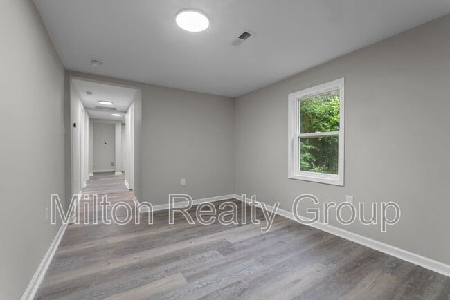 Building Photo - 602 Ross Rd