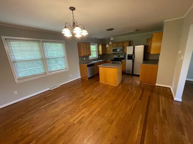 Foto del edificio - Large 4 bedroom 3 bathroom house with finished basement/bonus room