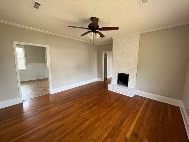 Building Photo - 3 Bedrooms, 1 Bathrooms - Celanese House