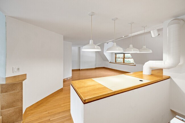 Foto del edificio - Charming Vintage Second Floor Duplex with In-Unit Laundry in Heart of Oak Park