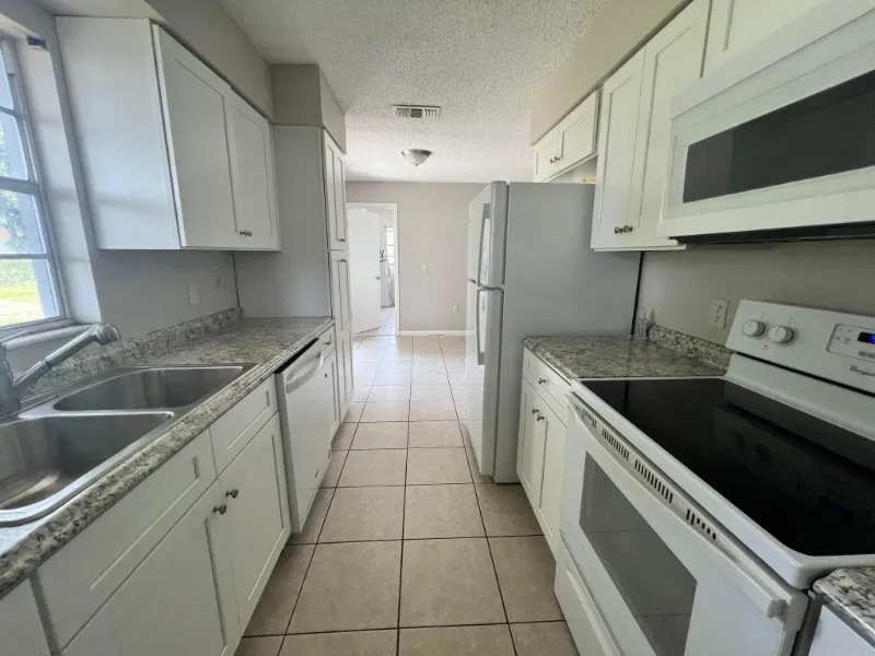 Primary Photo - 2851 Delrose Dr N