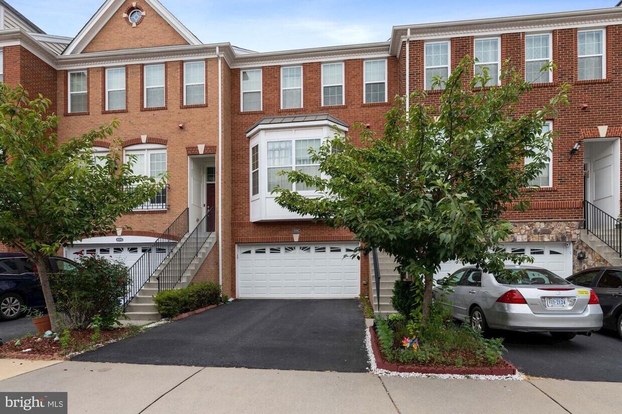 Primary Photo - 43241 Mitcham Square