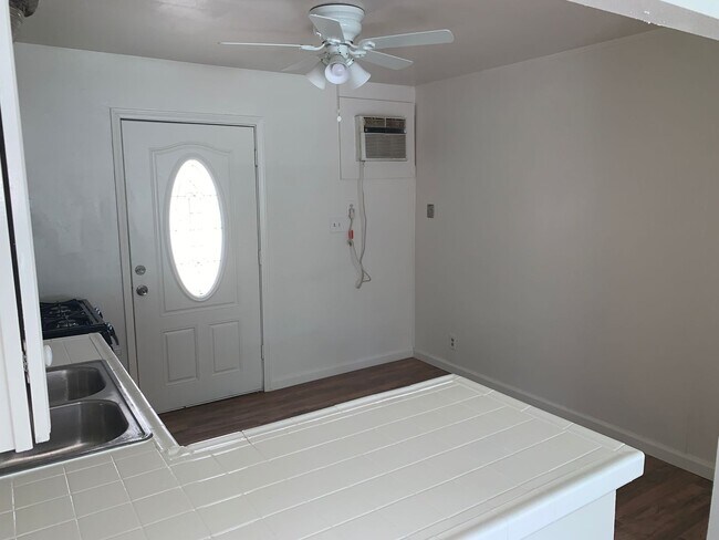 Foto del edificio - 124 W 8th St