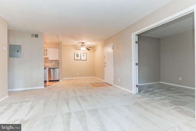 Foto del edificio - 5900D Surrey Hill Pl