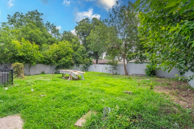 Foto del edificio - 4118 Groton Dr