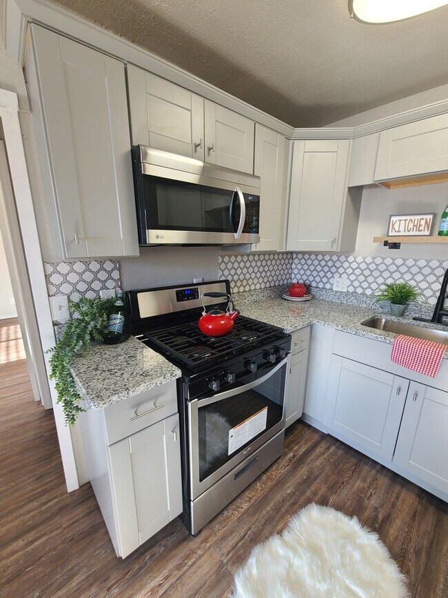 Foto del edificio - 4 BED/1 bath  in Moore Schools, garage con...