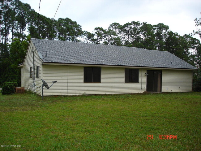 Building Photo - 882 Carnival Rd SE