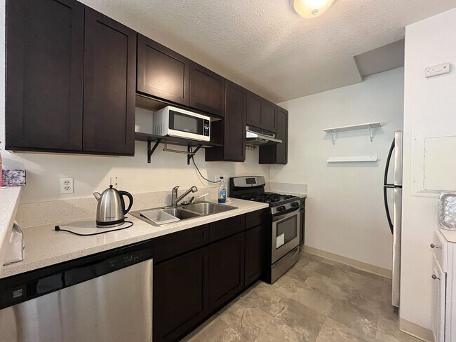 Building Photo - Charming Studio Condo in Portland!! Located in Bethany Village w/ Washer + Dryer Included!!
