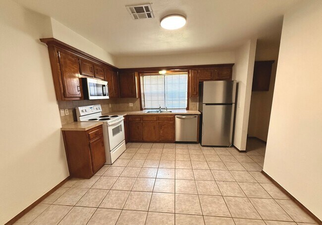 Foto del edificio - Charming 2BD 1BA Duplex in Yukon!!