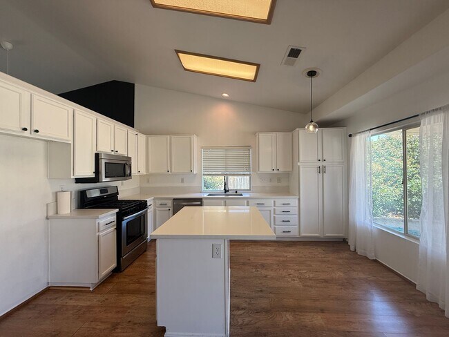 Foto del edificio - Quartz Hill 4 Bedroom 2 Bath!