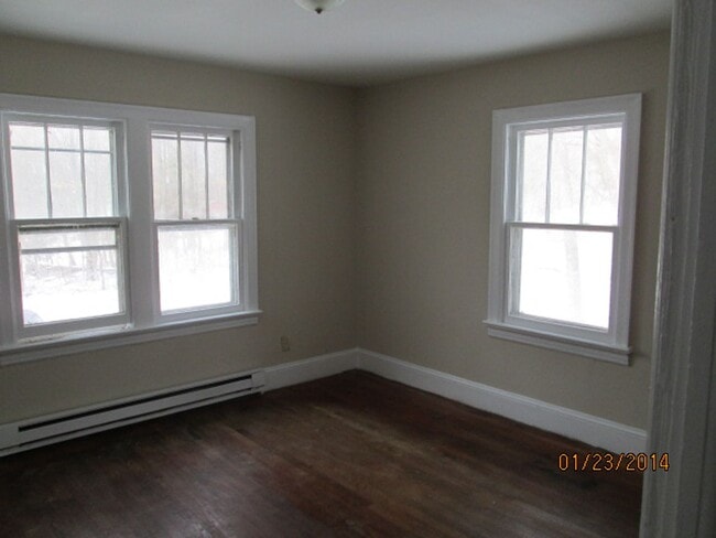 Building Photo - 3 bedroom home on 5 acres