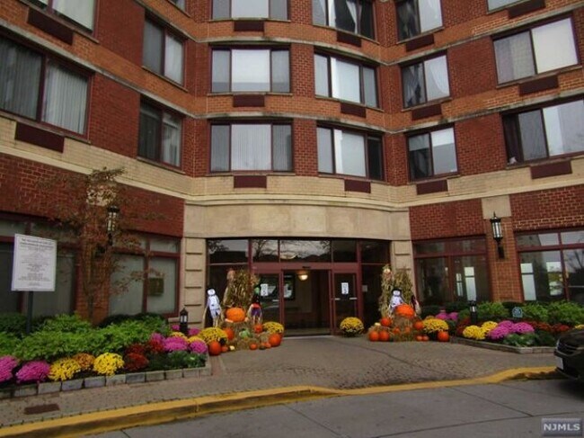 Foto del edificio - 100 Old Palisade Rd