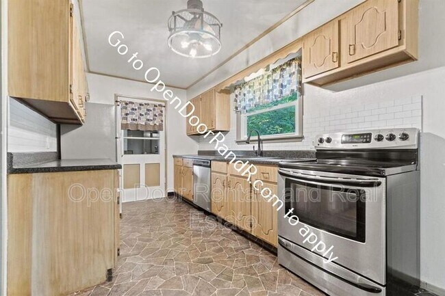 Building Photo - 300 Fieldcrest Dr