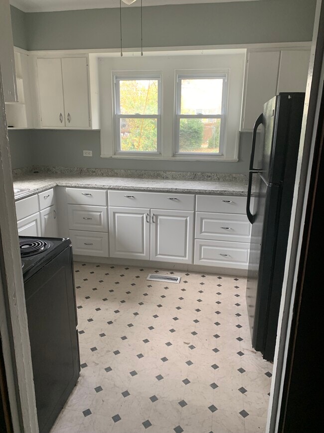 Kitchen - 709 E Oldham Ave