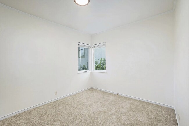 Building Photo - 624 Valle Vista Ave