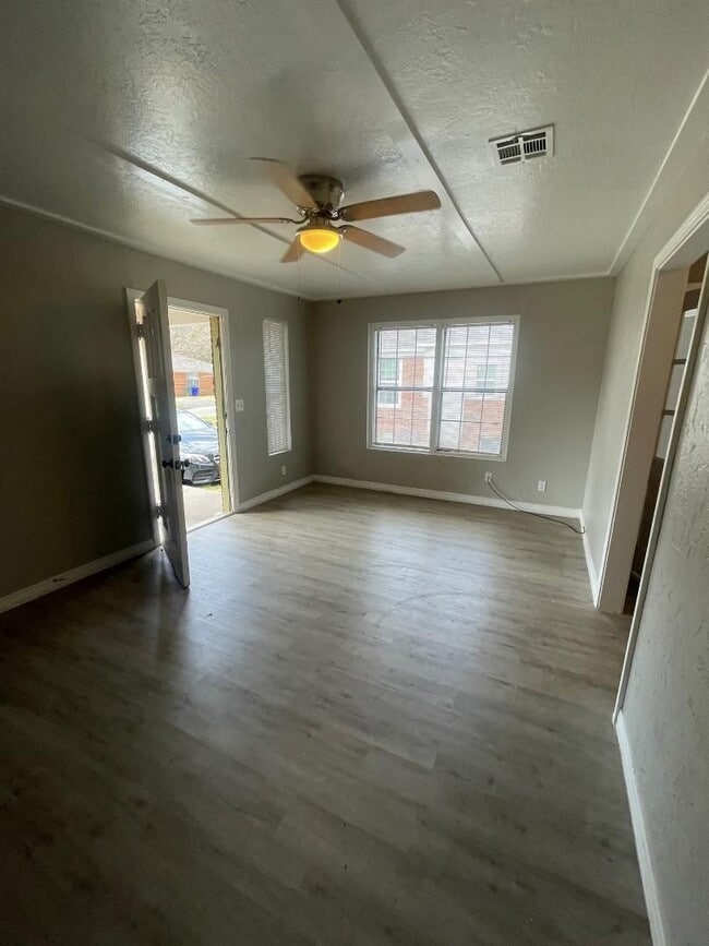 Photo - 1 Bed 1 Bath Duplex For Lease House
