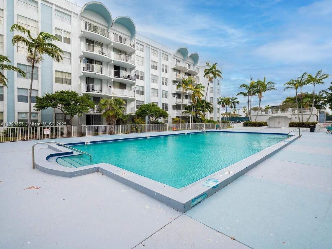 Foto principal - 494 NW 165th St