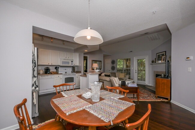 Building Photo - Summer House – 2BR/2BA Top-Floor Condo wit...
