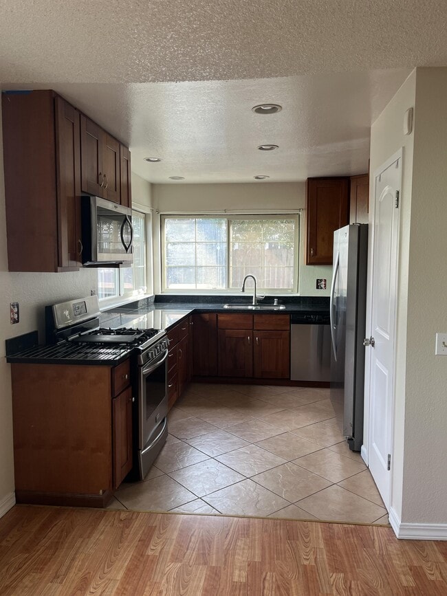 Building Photo - 484 Amoros Ct