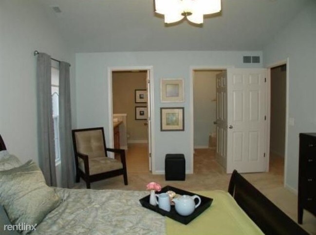 Foto del edificio - 122 W Oakbrook Dr