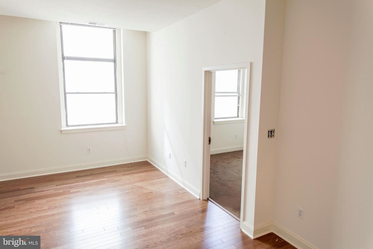 Primary Photo - 1300 Chestnut St