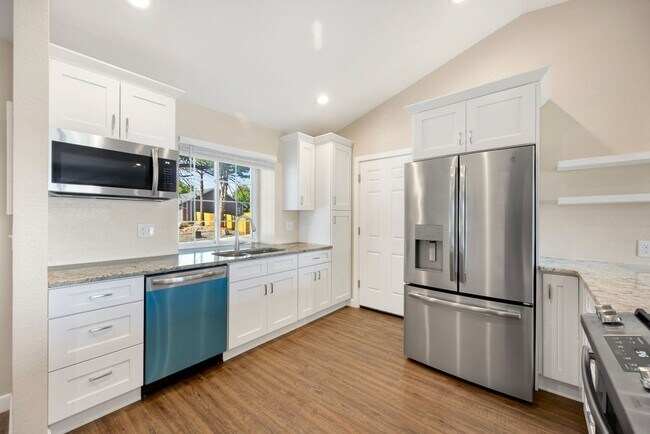 Foto del edificio - Spacious 3-Bedroom Home with 4th bedroom on lower level & Attached Garage
