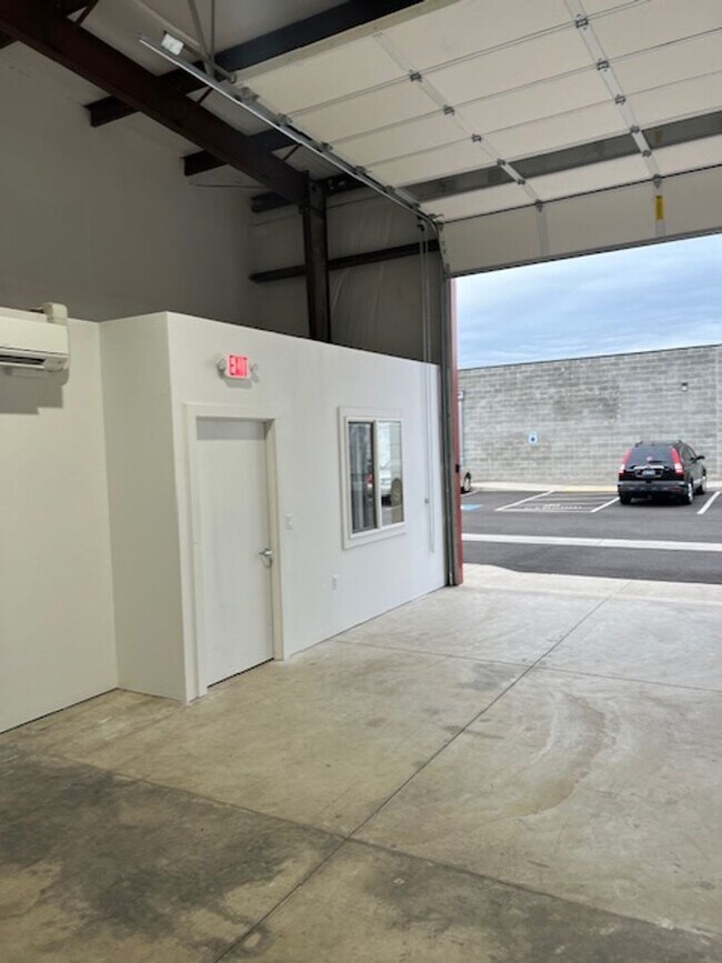 Foto del edificio - 967 Lawnsdale Rd