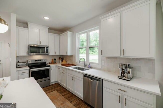 Building Photo - Modern Three Bedroom North Athens