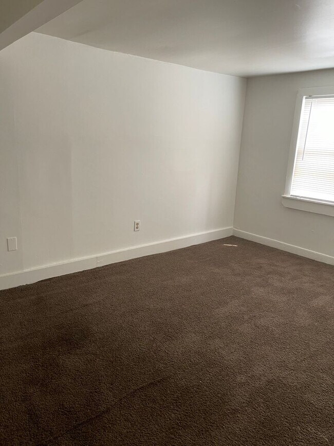 Building Photo - Coming Soon!! 109 1/2 S. Jackson St
