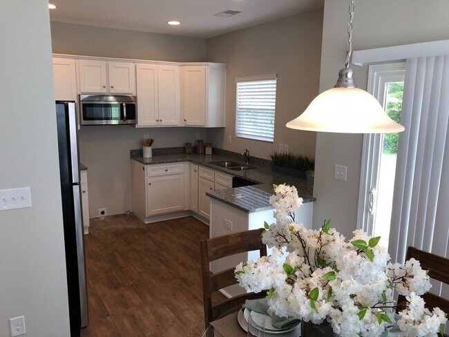 Foto del edificio - Lovely 4 Bedroom Home in Oakview Commons N...