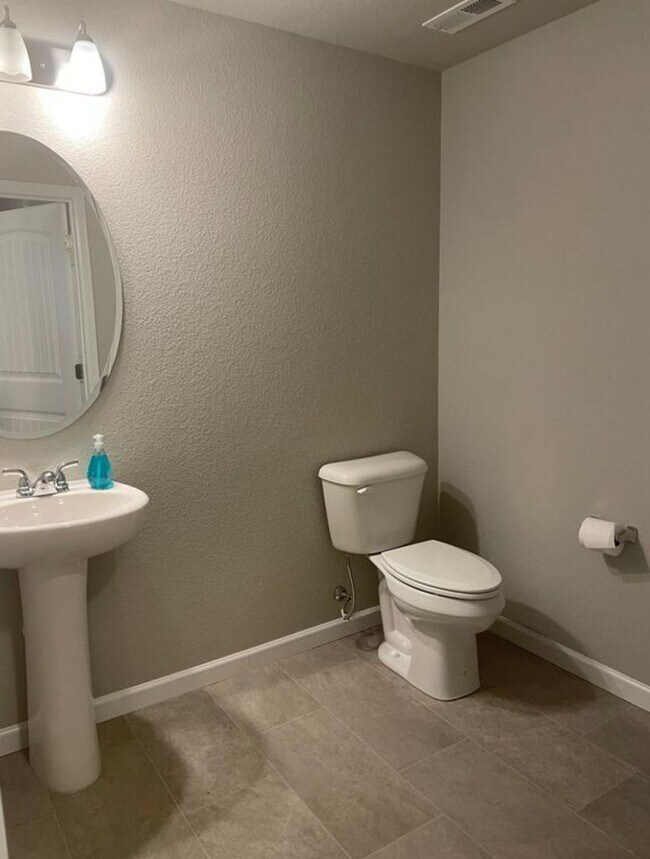 Building Photo - Newer and Spacious 3 Bedroom Townhome