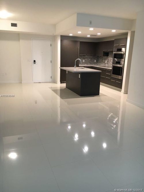 Foto del edificio - 7825 NW 107th Ave