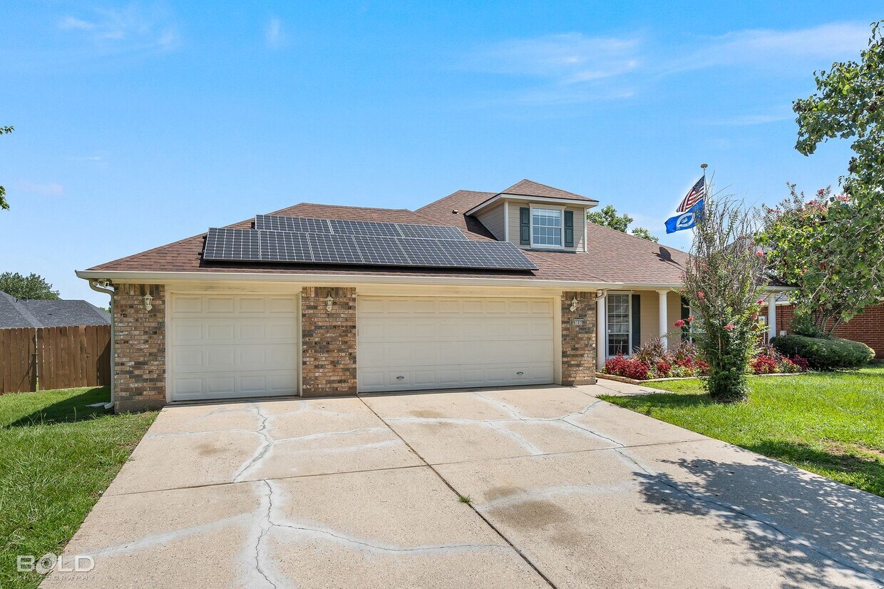 Primary Photo - 4 Bedroom 2 Bath with Pool!!!
