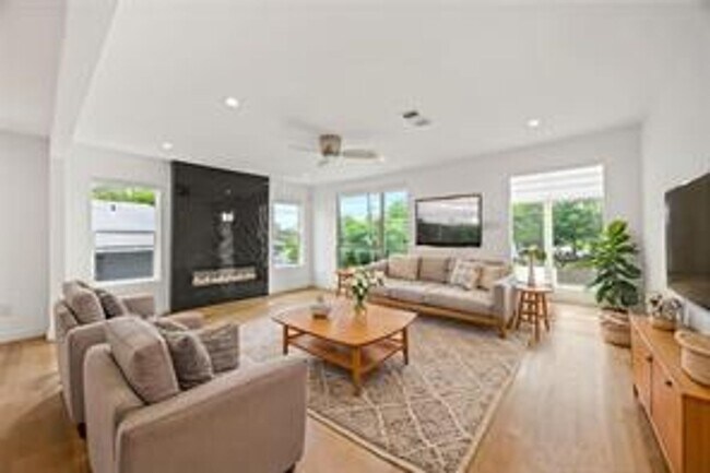 Foto del edificio - Modern Remodeled Home Near Bishop Arts, Da...