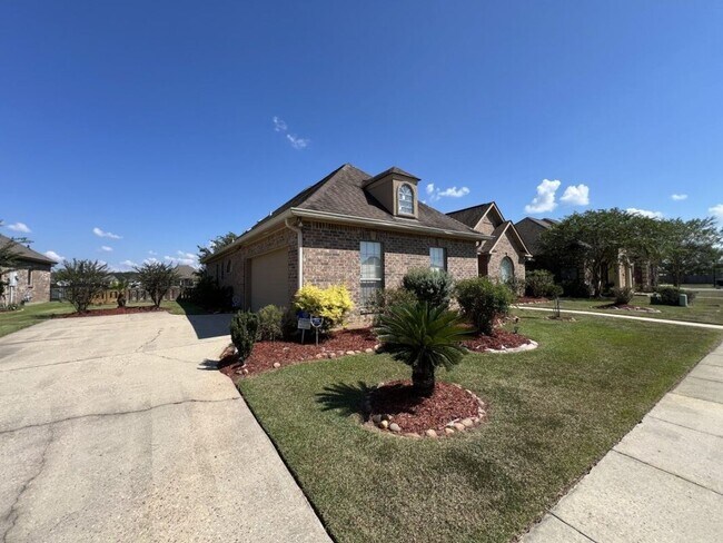 Foto del edificio - Beautifully Furnished 4-Bedroom Home in Zachary's Audubon Lakes!