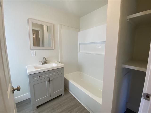 Building Photo - 406 E Broadway St