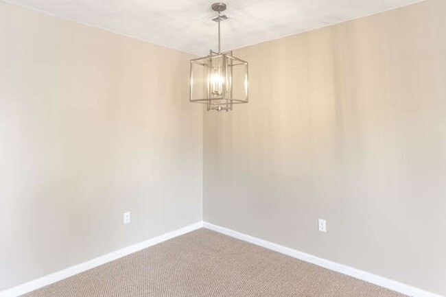 Building Photo - Updated Townhouse