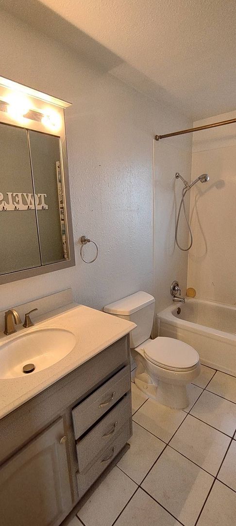 Building Photo - Magna Home with Large Yard - 5 Bed 2 Bath