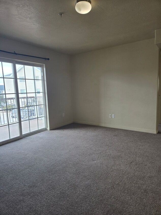 Primary Photo - 3 bed 2 bath Pet Friendly!