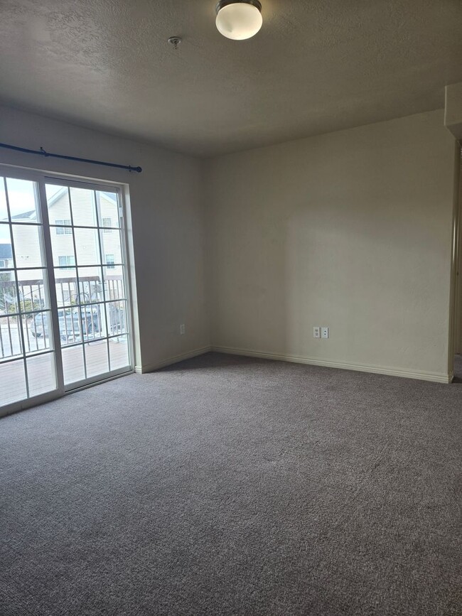 Building Photo - Pet Friendly 3 bedroom 2 Bath Condo