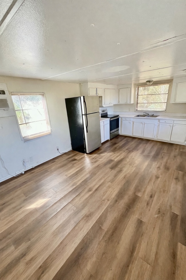 Building Photo - Dade City 2BR/1BA Mobile Home! Gorgeous Floors! Water Included