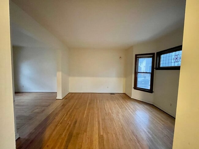 Building Photo - 652 University Ave