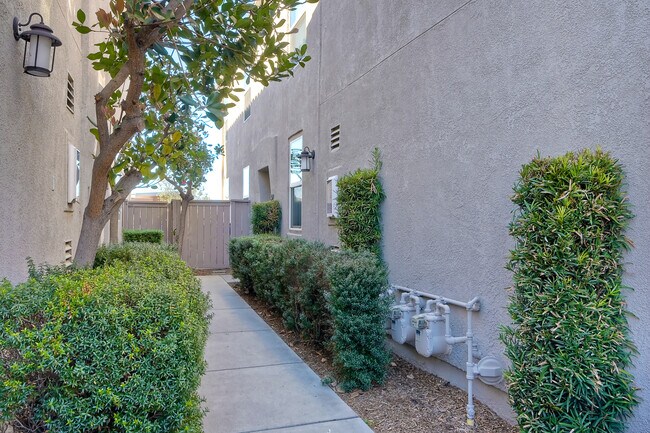 Building Photo - 142 Elora Ln