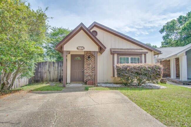 Foto del edificio - North Pensacola 3BR/2BA Home Near UWF Featuring Vaulted Ceilings & Privacy-Fenced Backyard