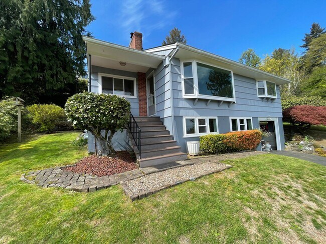 Building Photo - NW 2 Bed 1.5 Bath + Bonus Room - Amazing M...