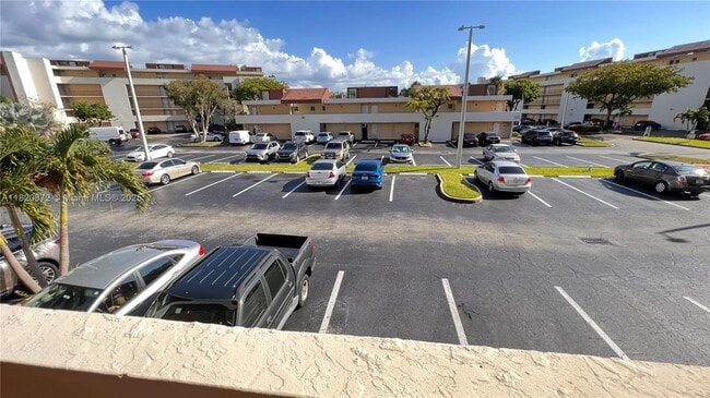 Building Photo - 8850 Fontainebleau Blvd