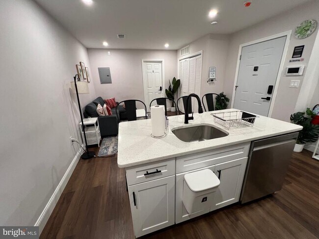 Foto del edificio - 1985 N 63rd St