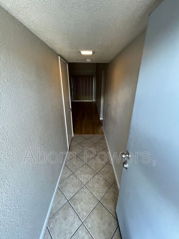 Building Photo - 3180 Country Club Dr